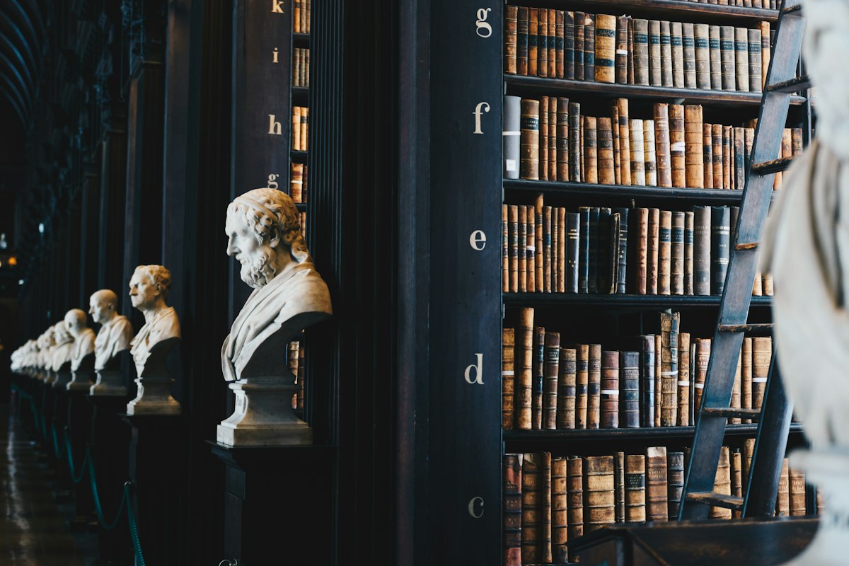 Rak buku hukum klasik di perpustakaan